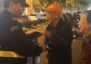 長(cháng)興島宗保治安巡邏，撿到手機，及時(shí)歸還失主