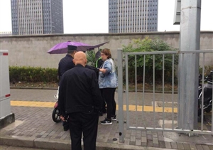 伸出援手，大愛(ài)無(wú)疆，宗保北蔡市容項目隊員救助暈倒女子