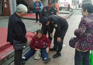 七旬老人摔倒，熱心特保伸援手 --惠南市容項目救助受傷老人