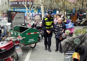 老人身體不適，幸遇宗保隊員 --臨平市容項目將身體不適老人送回家