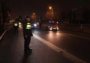 車(chē)輛側翻發(fā)生險情 宗保特保妥善處置 --金橋輔警協(xié)助處理交通事故