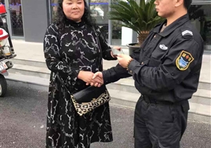 拾金不昧樹(shù)新風(fēng)系列報道 --臨港指揮中心項目隊員拾到手機交還給失