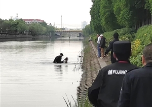 有驚無(wú)險！宗保特保勇救跳河輕生女子 --張江輔警隊員勇救跳河輕生