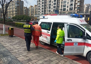 老人昏倒在地，扶還是不扶？民泰保安給出溫暖堅定的答案 ——浙江