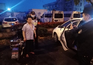 凌晨推車(chē)形跡可疑  宗保保安洞察智擒   ——孫橋輔警項目隊員合力