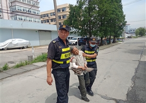 老人烈日下摔倒  幸好他及時(shí)趕到——宗保公司駐高行市容項目隊員