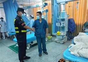 女孩暈倒不省事 隊員施救解其?！h市容項目隊員救助暈倒女孩