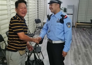 執勤撿到手提包 拾金不昧還失主—閔行虹橋交通輔警項目隊員撿到一