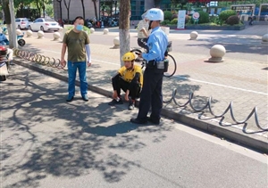 外賣(mài)小哥遭遇車(chē)禍 宗保隊員緊急救援—金橋交通管理輔助隊員救助車(chē)