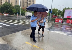 路遇迷路老人  隊員護送回家--新場(chǎng)鎮政府門(mén)衛項目隊員護送老人回