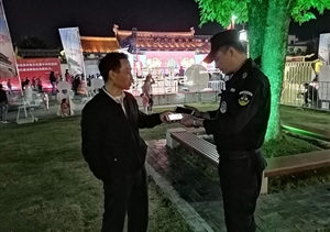 輔警巡邏撿手機  歸還失主獲稱(chēng)贊--黃山歙縣市容項目隊員撿到手機