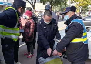 世博區域南碼頭項目隊員協(xié)助市民抓住偷竊嫌疑人