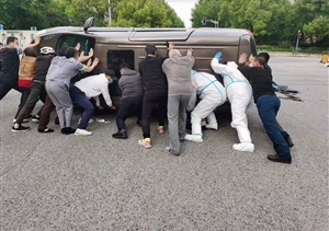 路遇側翻車(chē)輛 隊員及時(shí)救助—陸家嘴嶗山項目隊員及時(shí)救助被困駕駛